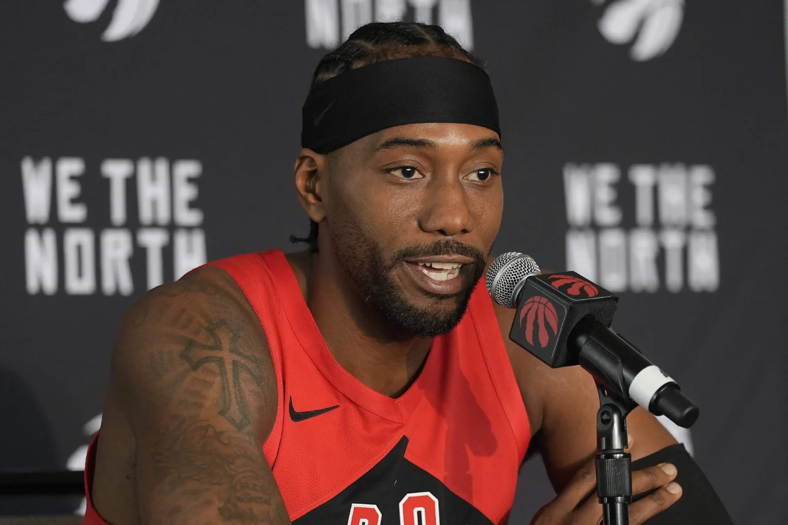 Kawhi Leonard knee injury rules Raptors forward out at Timberwolves